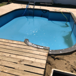 Accessoires indispensables pour l'entretien de votre piscine : produits et outils Sarreguemines